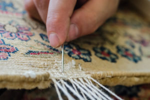 Réparation des bordures d'un tapis à Boulogne