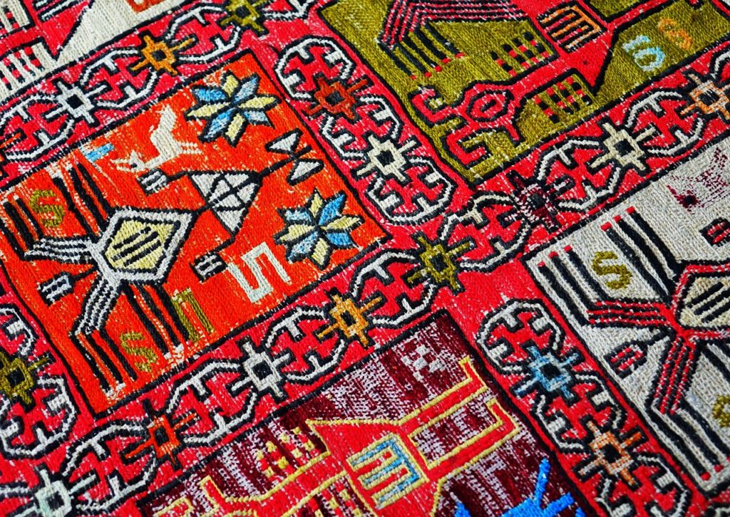 Tuto : Comment réparer un trou de brûlure sur un tapis d'Orient ? 1 carpet 2458558 1280