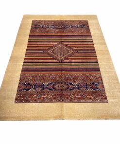 Tapis moderne Khoy multicore bordure beige (vendu)